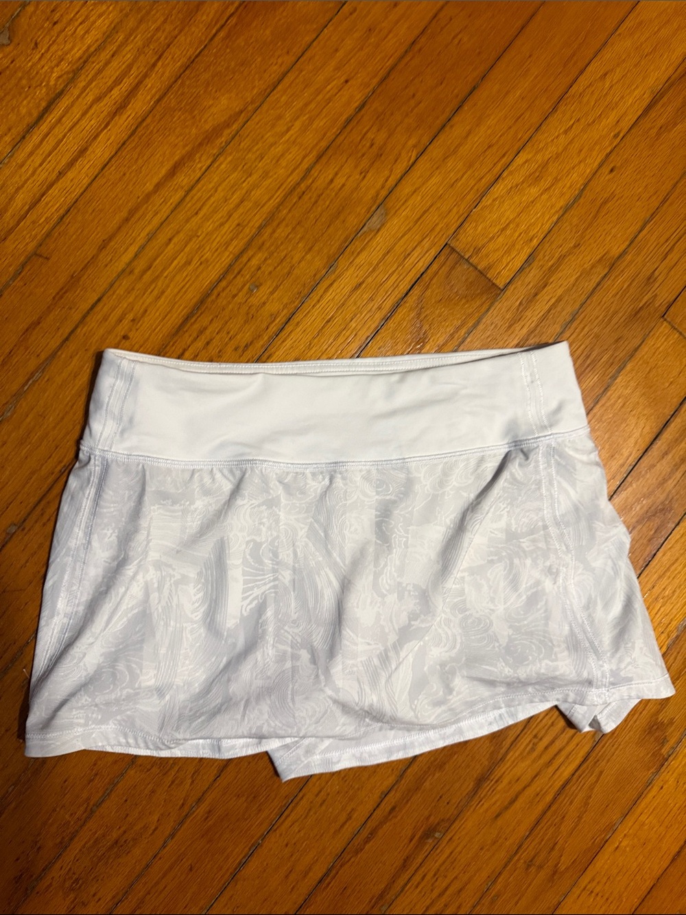 Lululemon White Athletic Skort with Subtle Allover Print size 4